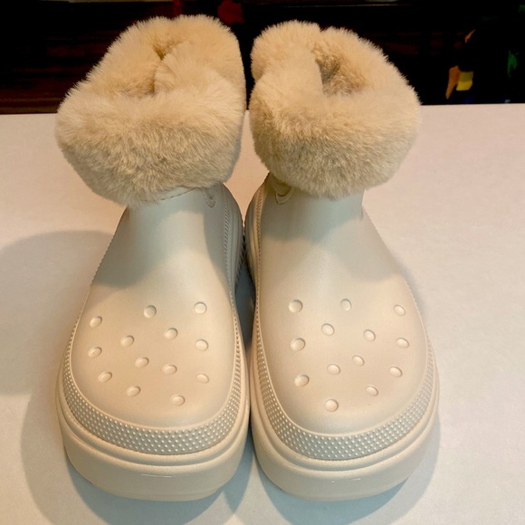 CROCS Stomp ‘Fur’ Lined Platform Boots Color Stucco Sz 10 NWOT - Picture 3 of 16